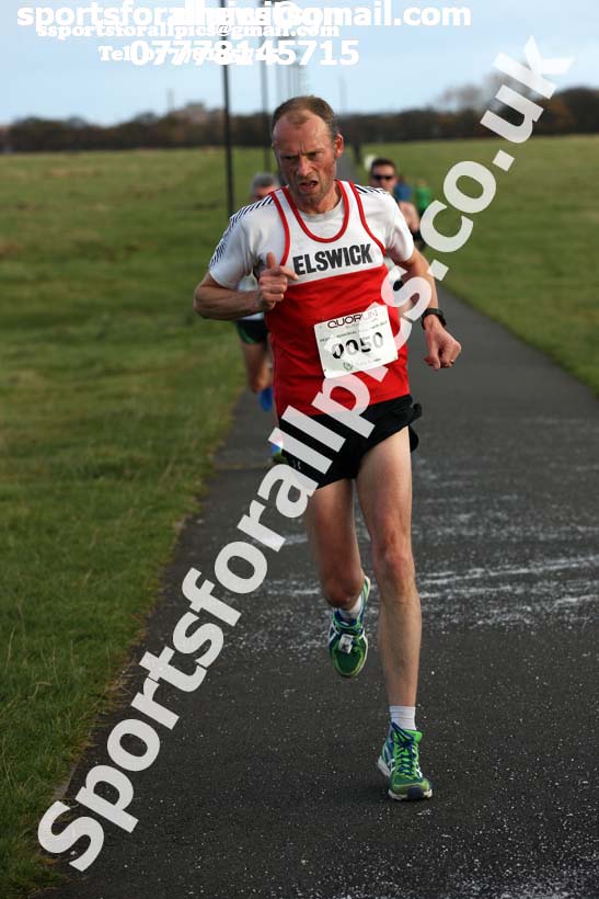 Senior mens and womens Heaton Harriers Memorial 10k Road Race, Newcastle. Photo:  David T. Hewitson/Sports for All Pics